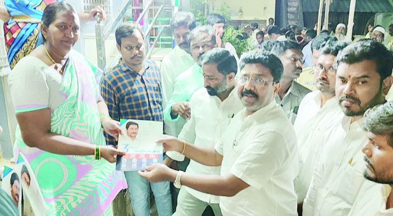 గడప గడపకూ కార్యక్రమంలో బుక్‌లెట్లను అందజేస్తున్న మంత్రి ఆదిమూలపు సురేష్‌