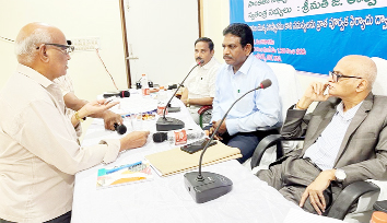 విద్యుత్‌ అధికారులకు సమస్యను వివరిస్తున్న వినియోగదారుడు