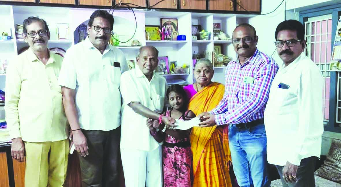 వృద్ధులతో మర్యాదగా నడుచుకోవాలి