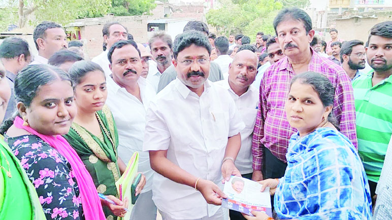 గడప గడపకూ కార్యక్రమంలో మంత్రి అదిమూలపు సురేష్‌