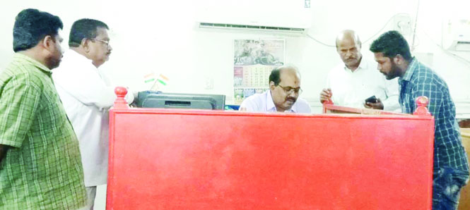 రికార్డులు తనిఖీ చేస్తున్న ఎఒ ఉపేంద్రరావు