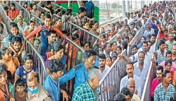 ఇంద్రకీలాద్రిపై పోలీసులకు తలనొప్పిగా మారిన వీఐపీ క్యూలైన్లు
