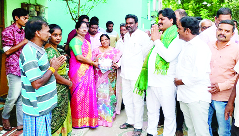 ప్రజల ప్రభుత్వాన్ని ఆదరించండి: ఎమ్మెల్యే