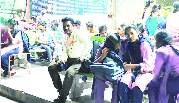 బస్సు లేక విద్యార్థుల ఇక్కట్లు