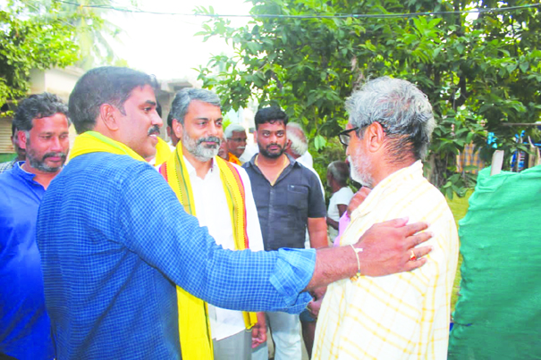 భయపెట్టి సభలకు తరలించడం దారుణం