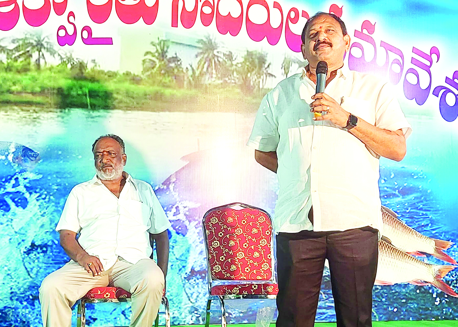 చేప ధర పతనంపై రైతులు ఆందోళన చెందొద్దు : వాసుబాబు