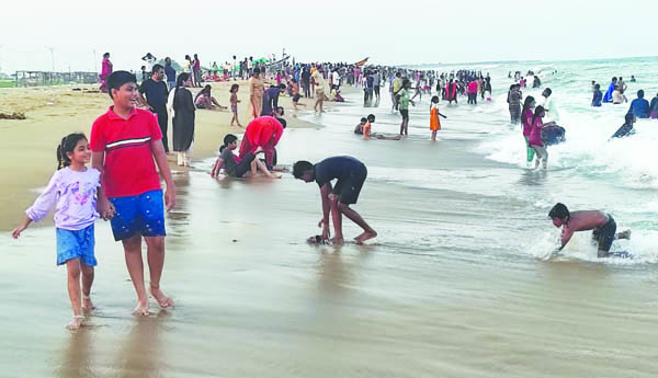 సందడిగా పాకల సముద్రతీరం