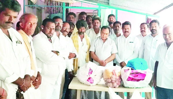 నిత్యావసర సరుకులు పంపిణీ