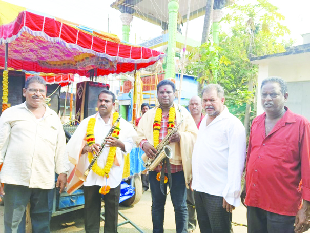 కళాకారులకు స్వర్ణాభరణాల బహూకరణ