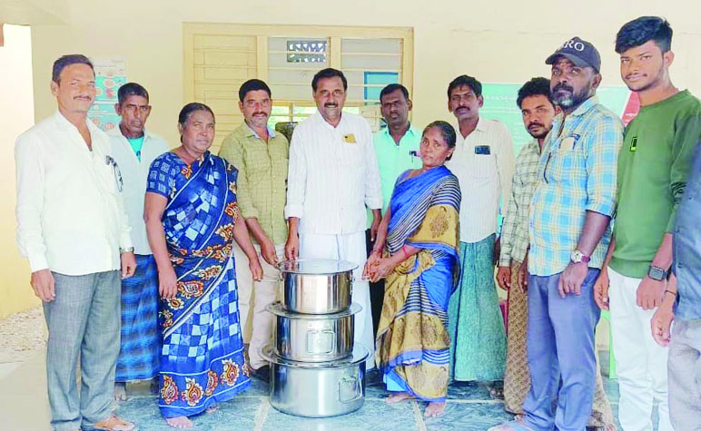 వంటపాత్రలను అందజేస్తున్న దృశ్యం