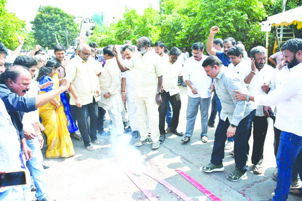 బాబు బెయిల్‌పై సంబరాలు..స్వాగతాలు