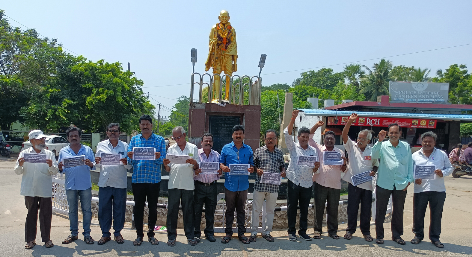 మీడియా స్వేచ్ఛను హరించటం దుర్మార్గం