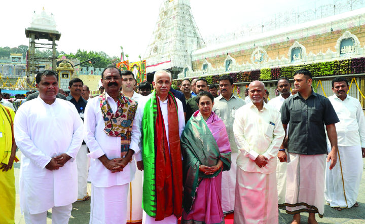 శ్రీవారిసేవలో ఏపీ రాష్ట్ర గవర్నర్‌ స్వర్ణరథంపై దేవదేవుడు