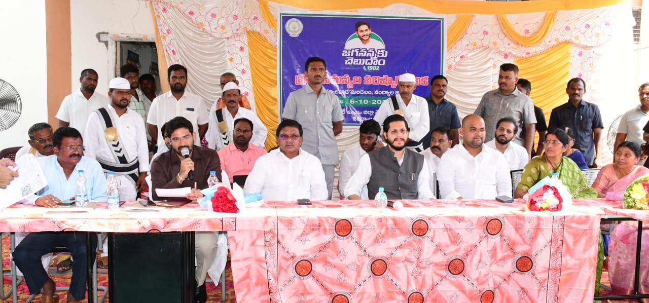 స్పందన కార్యక్రమంలో మాట్లాడుతున్న జాయింట్‌ కలెక్టర రాహుల్‌ కుమార్‌ రెడ్డి