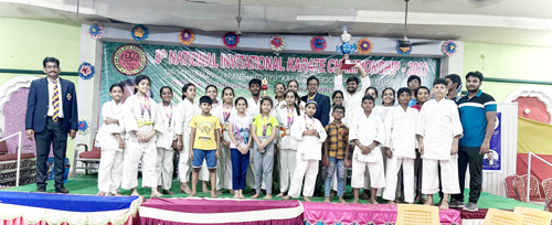 కరాటే పోటీల్లో పతకాలు సాధించిన విద్యార్థులు