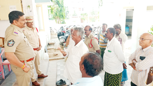 సాగునీటి సమస్యను పోలీసులకు చెప్పుకుంటున్న రైతులు