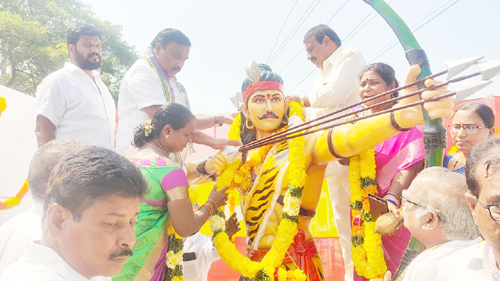 ఏకలవ్య విగ్రహాన్ని ఆవిష్కరిస్తున్న మంత్రి నాగార్జున