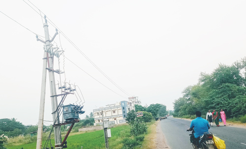 విద్యుత్ బల్బులు లేకుండా ఉన్న స్తంభాలు