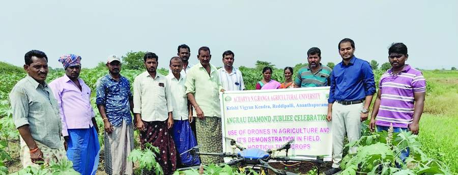 డ్రోన్‌ స్ప్రేయింగ్‌పై అవగాహన కల్పిస్తున్న అధికారులు