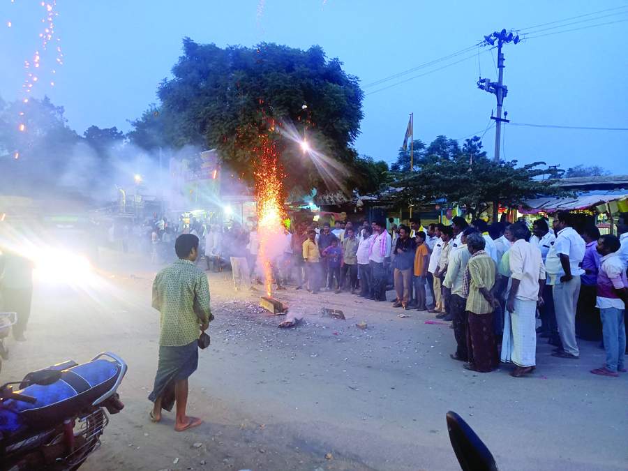   గార్లదిన్నెలో సంబరాలు చేసుకుంటున్న టిడిపి నాయకులు