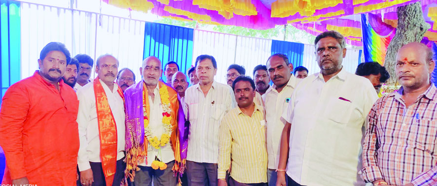 రాంబాబును సన్మానిస్తున్న దృశ్యం