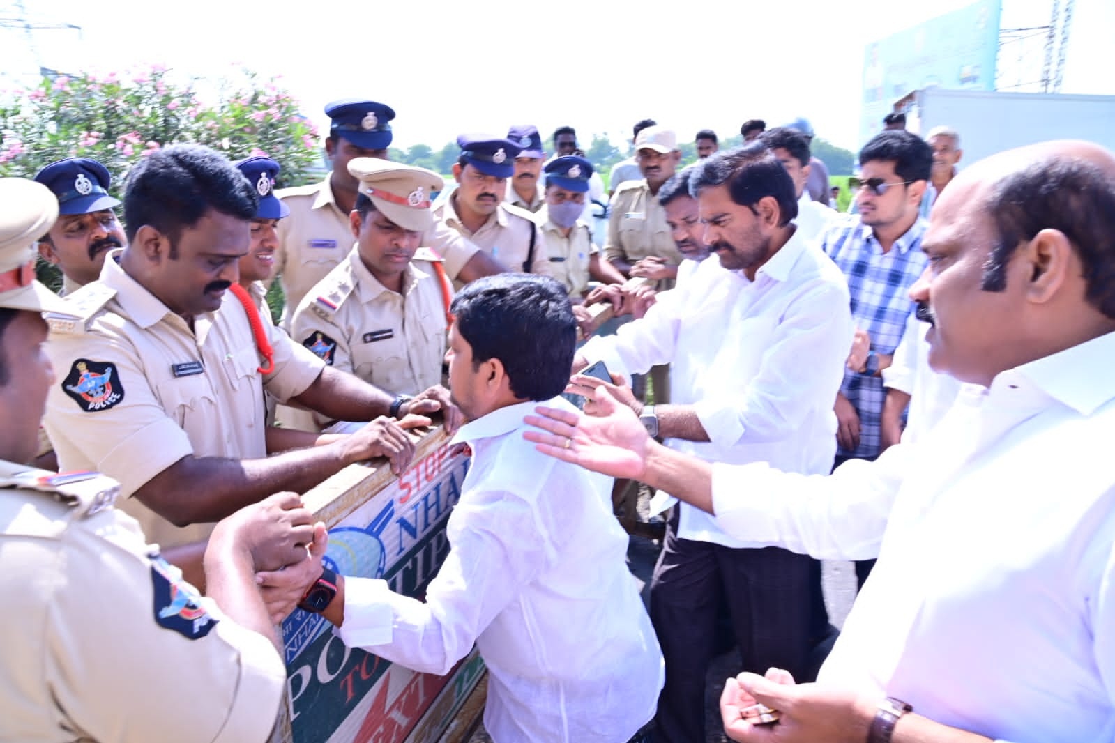 టిడిపి నాయకుల అడ్డగింత