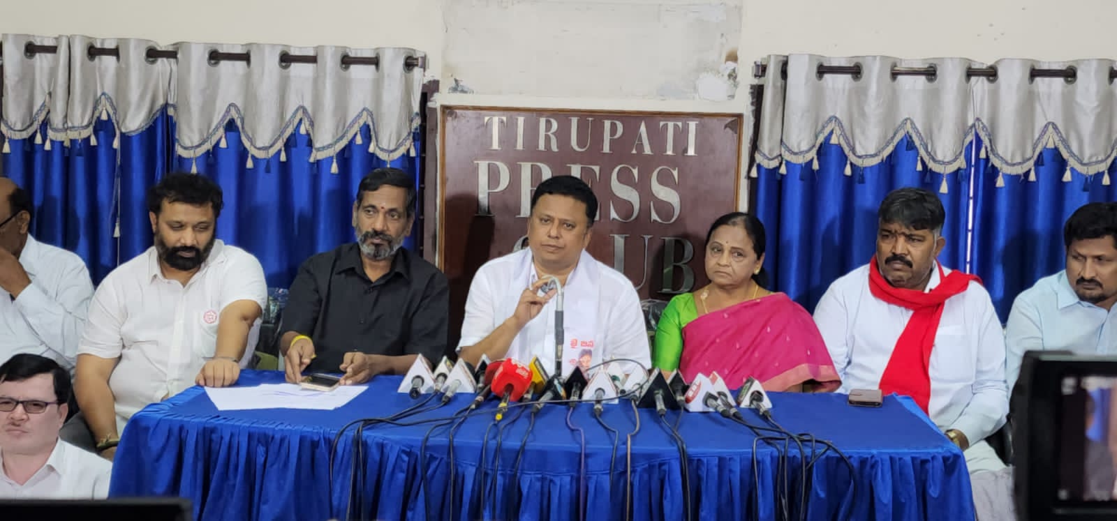 మీడియాతో మాట్లాడుతున్న జనసేన, టిడిపి, సిపిఐ నాయకులు . 