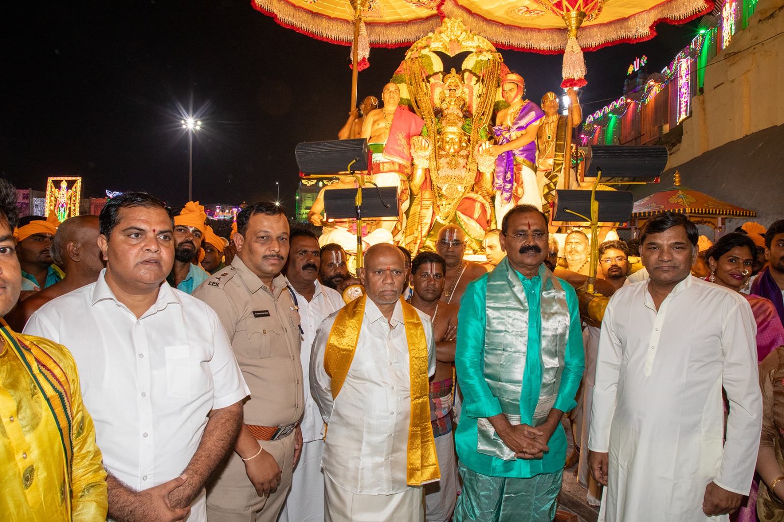 తిరుమల శ్రీవారి గరుడసేవలో డిజిపి కసిరెడ్డి రాజేంద్రనాధ్‌రెడ్డి , టిటిడి ఛైర్మన్‌ భూమన కరుణాకర్‌రెడ్డి, ఈవో ఎవి ధర్మారెడ్డి 