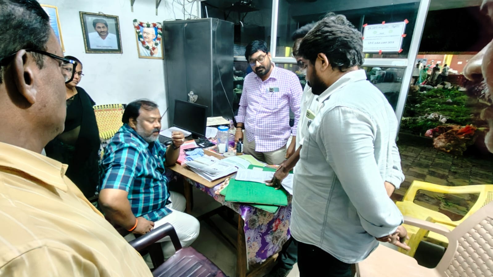 అధిక రేట్లకు విక్రయిస్తే కఠిన చర్యలు : తహశీల్దార్‌