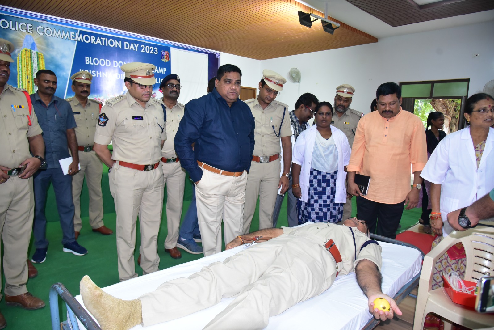 రక్తదాతలు ఆదర్శవంతులు : ఎస్‌పి