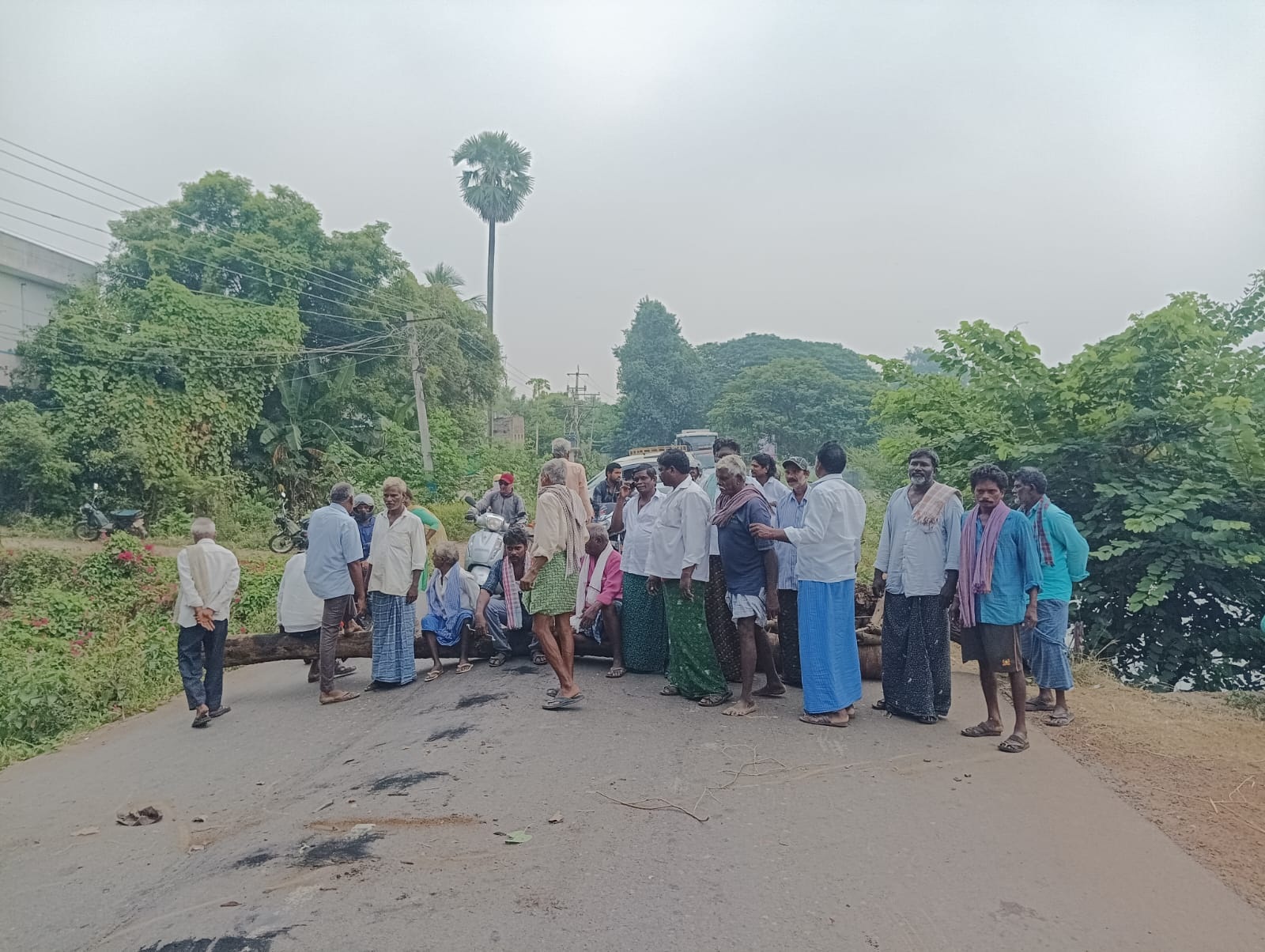 సాగునీటి కోసం రైతులు ఆందోళన