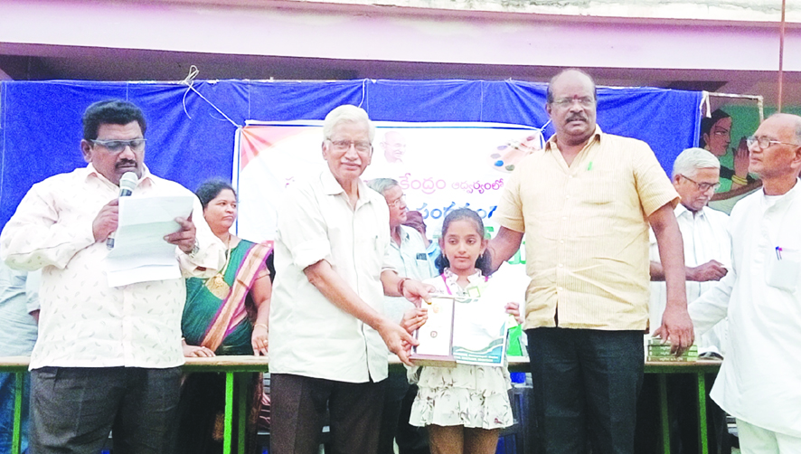 చిత్ర లేఖనం పోటీల్లో విజేతలకు బహుమతులు
