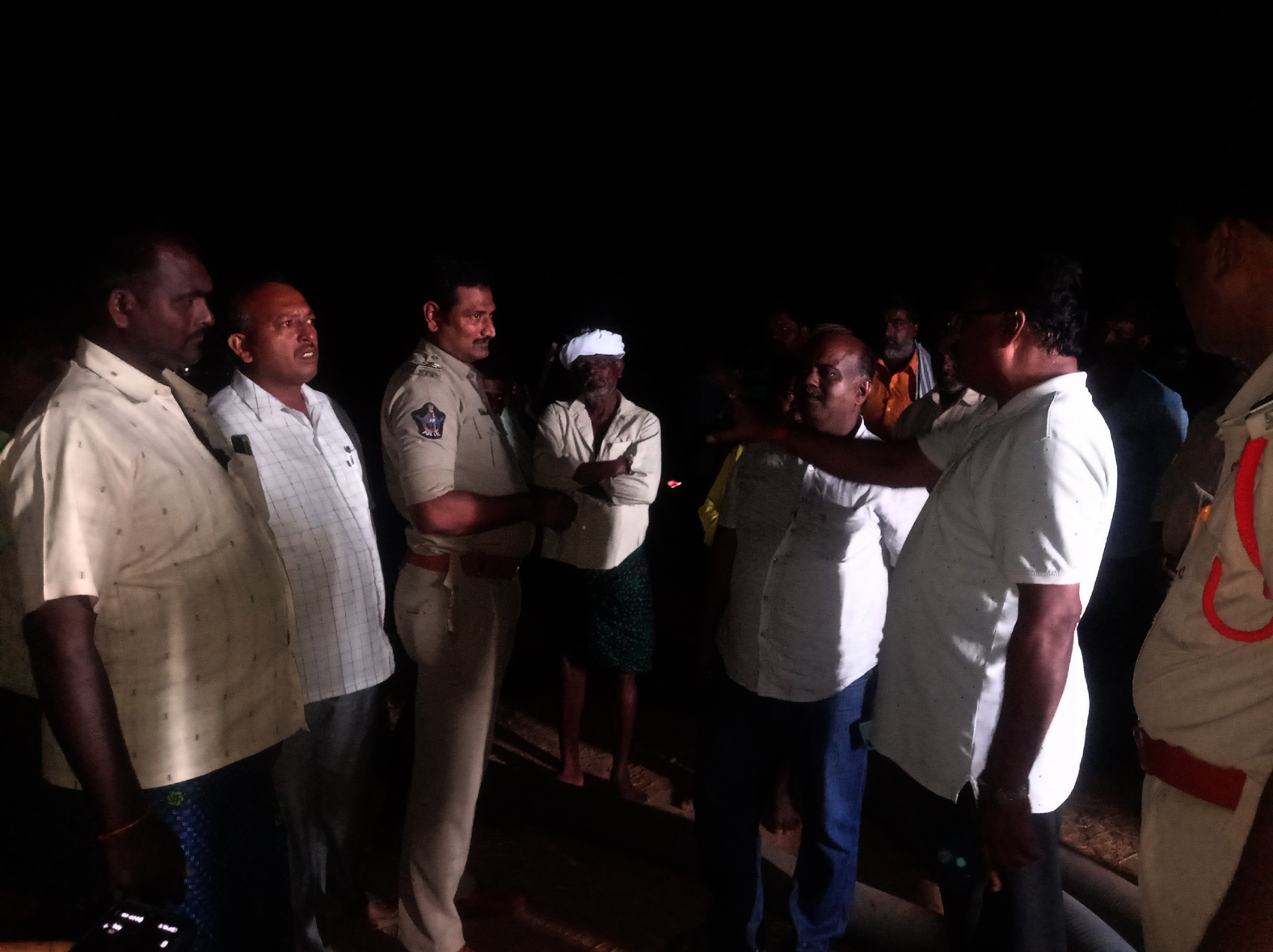 సాగునీరందించాలని రైతులు ఆందోళన