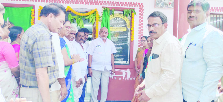 రైతు భరోసా కేంద్రాన్ని ప్రారంభిస్తున్న ఎమ్మెల్యే అన్నా రాంబాబు