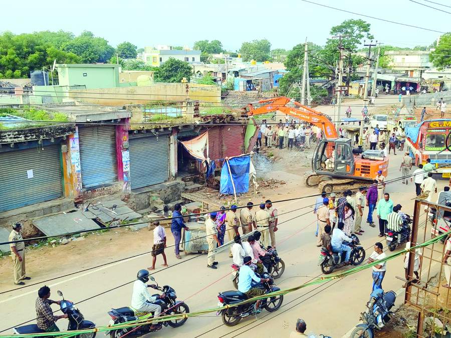 జెసిబితో ఆక్రమణలను తొలగిస్తున్న అధికారులు