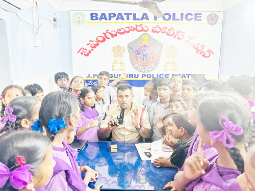 పోలీస్ అమరవీరుల  సంస్మరణ వారోత్సవాల సందర్భంగా విద్యార్థులతో మాట్లాడుతున్న రేణింగవరం ఎస్ఐ తిరుపతిరావు