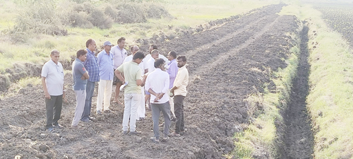 తూర్పు కొప్పెరపాడు దళితుల భూముల్లో వేసిన రోడ్డును పరిశీలిస్తున్న రెవెన్యూ అధికారులు