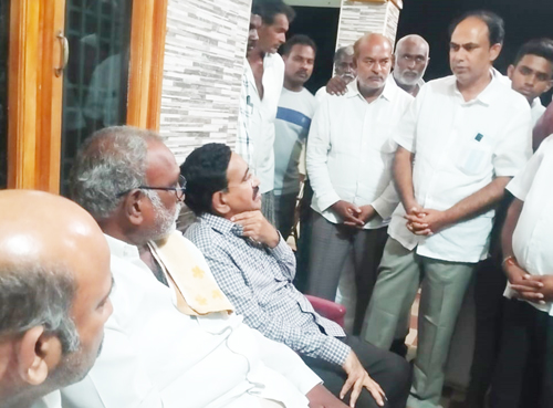 జాగర్లమూడి వెంకట సుబ్బారావు కుటుంబ సభ్యులను పరామర్శిస్తున్న మాజీ మంత్రి నారాయణ