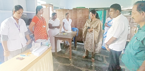 జగనన్న ఆరోగ్య సురక్షా శిబిరాన్ని పరిశీలిస్తున్న ఆర్‌డిఒ హేల షారోన్