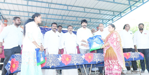 ఏల్చూరు గ్రామంలో జగనన్న సురక్ష కార్యక్రమంలో మందుల కిట్స్ లను అందజేస్తున్న కృష్ణ చైతన్య