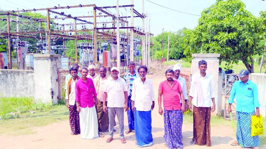 తరిమెల సబ్‌స్టేషన్‌ వద్ద ఆందోళన చేస్తున్న వ్యకాసం, రైతుసంఘం నాయకులు