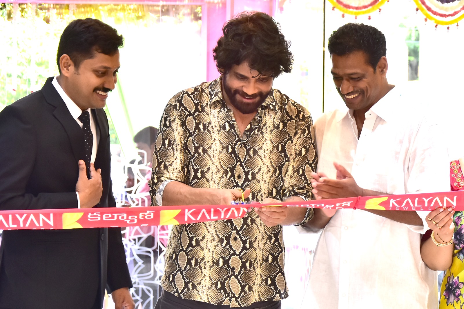కల్యాణ్‌ జ్యువెలర్స్‌ ప్రారంభిస్తున్న నాగార్జున 