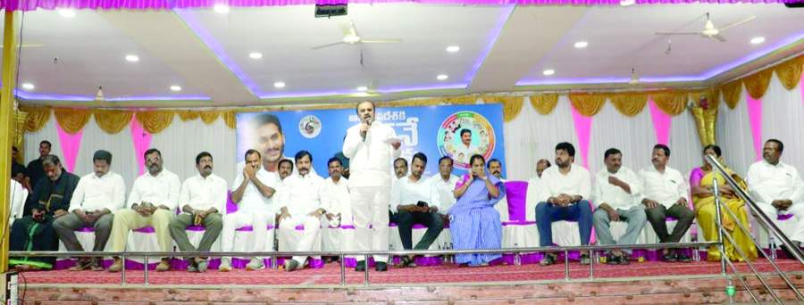   సమావేశంలో మాట్లాడుతున్న ఎమ్మెల్యే అనంత వెంకటరామిరెడ్డి