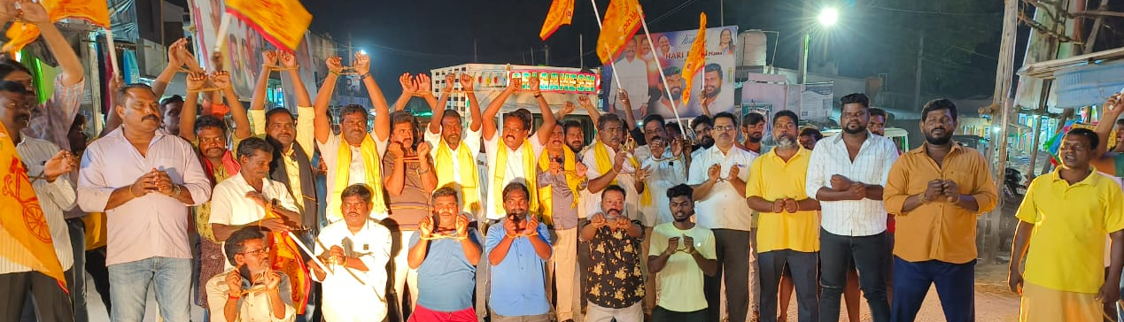 చేతికి తాడు కట్టుకొని నిరసన తెలుపుతున్న టిడిపి నేతలు 