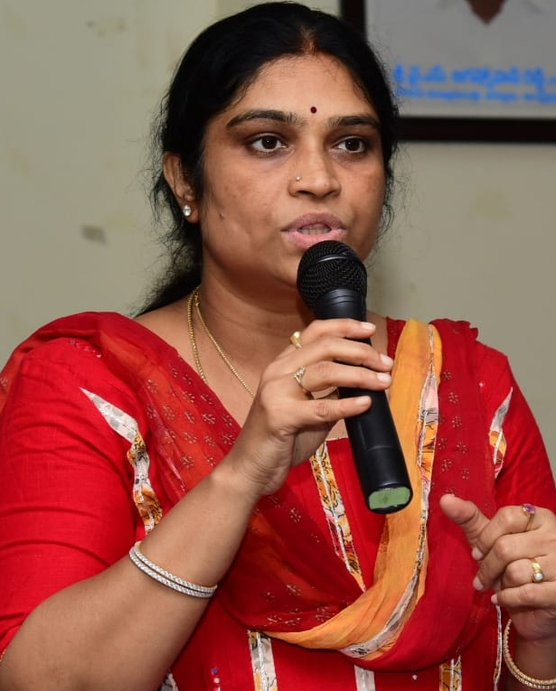 తులసి, జిల్లా గ్రామీణాభివృద్ధి సంస్థ ప్రాజెక్టు డైరెక్టర్‌ 