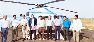  హెలీప్యాడ్‌ వద్ద జెఎస్‌డబ్ల్యూ బృందంతో జపాన్‌ పరిశీలకులు