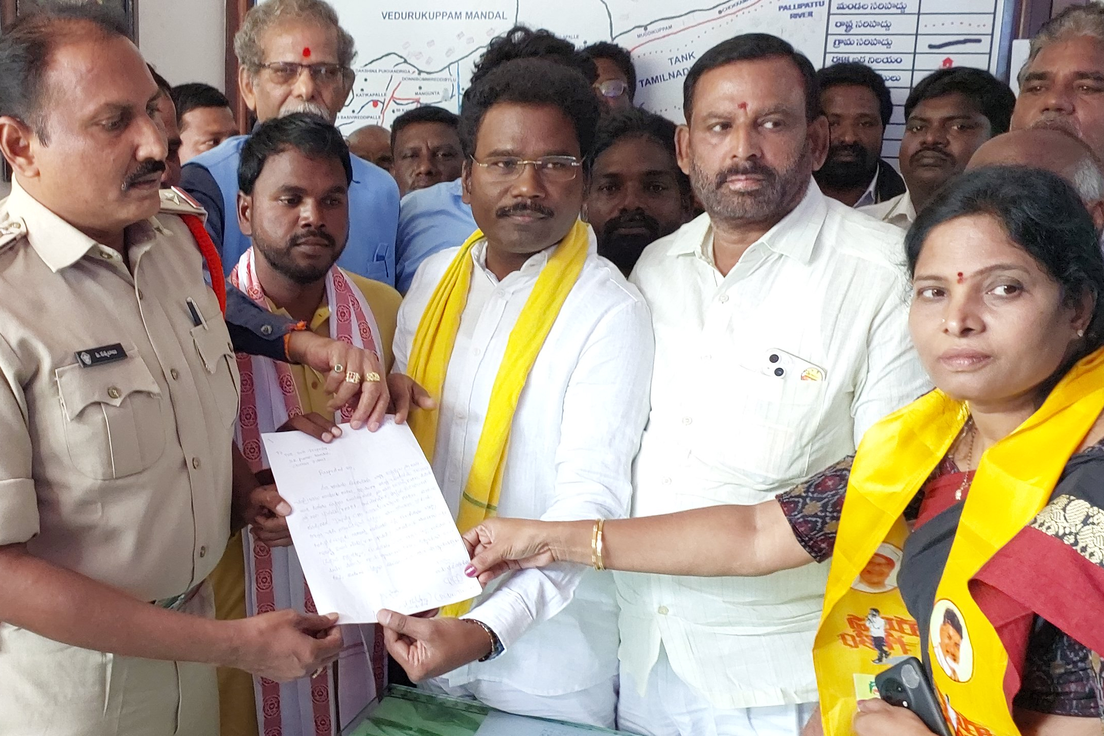 డిప్యూటీ సిఎంపై పోలీసు స్టేషన్‌లో ఫిర్యాదు చేస్తున్న టిడిపి, జనసేన నాయకులు 