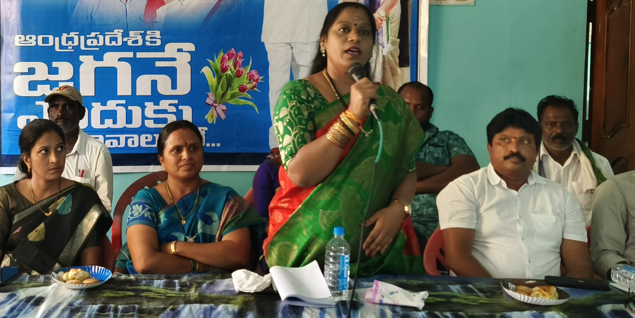 సమావేశంలో మాట్లాడుతున్న కృపాలక్ష్మి 