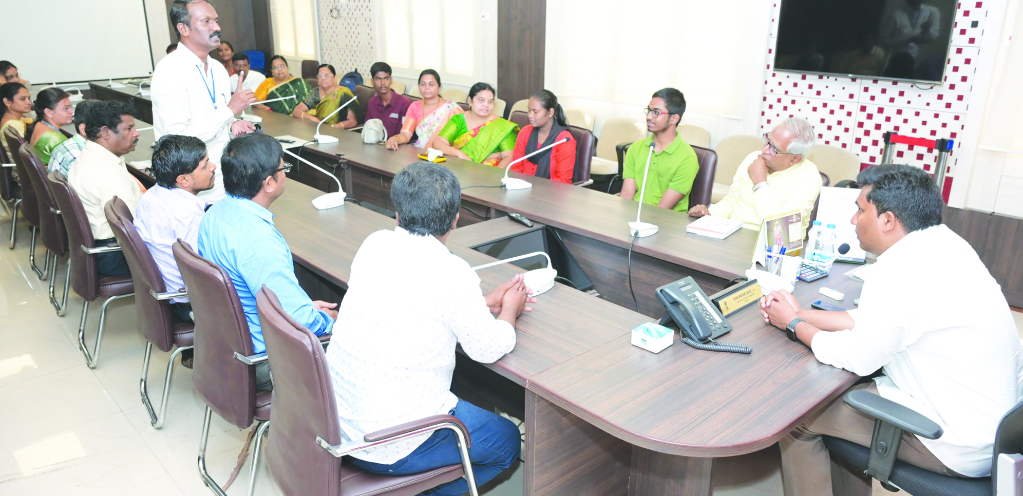 ఎంపికైన విద్యార్థులను అభినందిస్తున్న జిల్లా కలెక్టర్‌