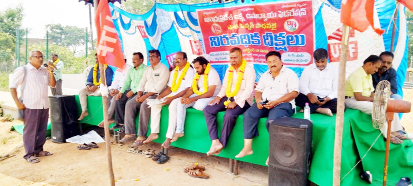 దీక్షా శిబిరాన్ని ఉద్దేశించి మాట్లాడుతున్న ఓబులు